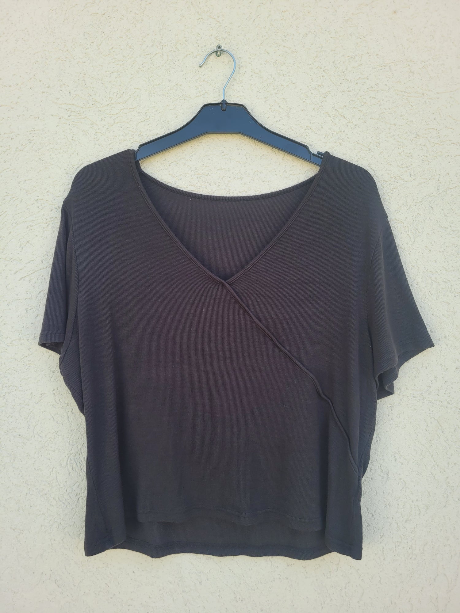 חולצת ריב שחורה נמתחת