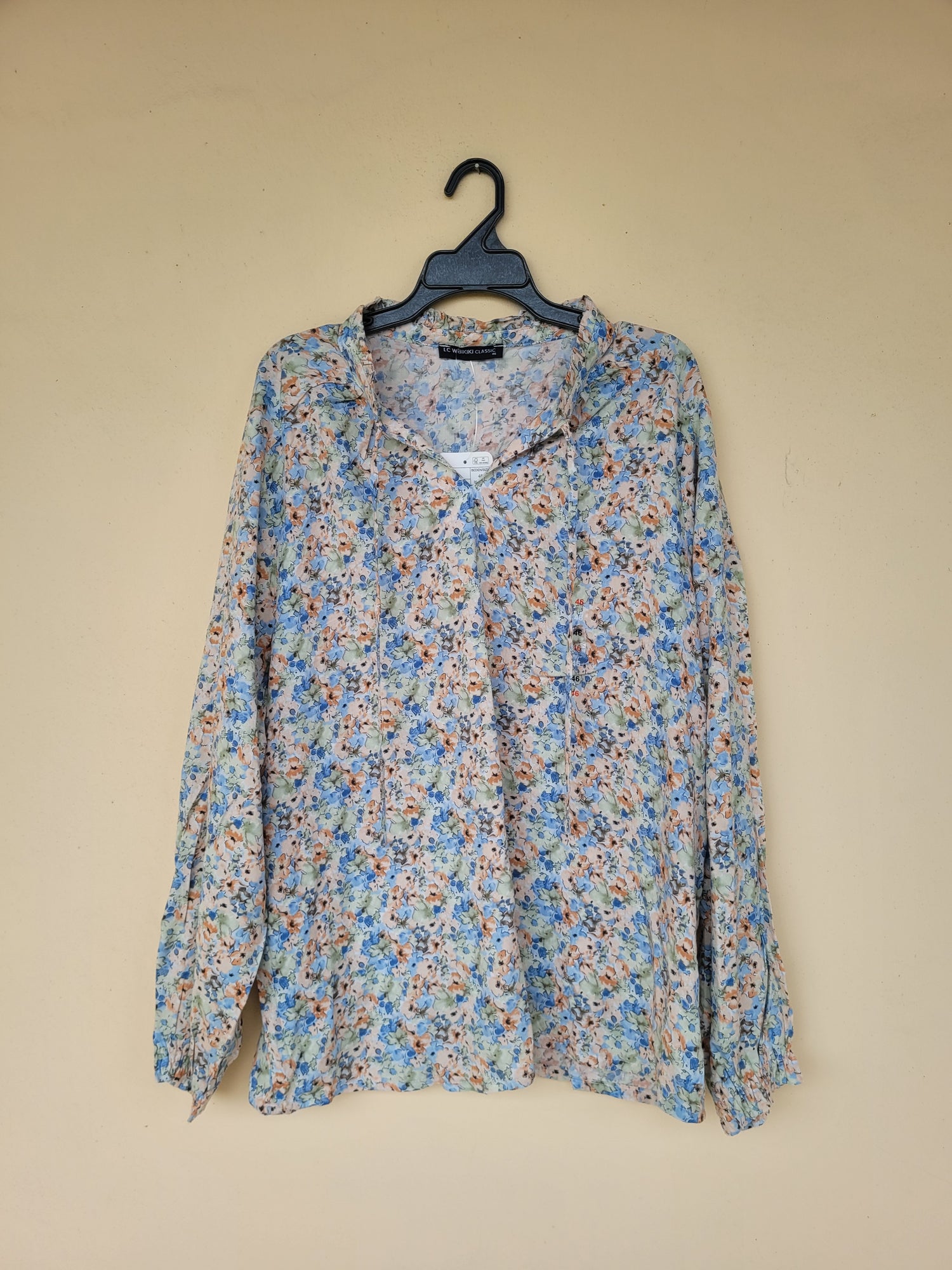 חולצה פרחונית עדינה