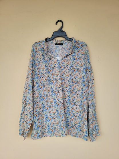 חולצה פרחונית עדינה