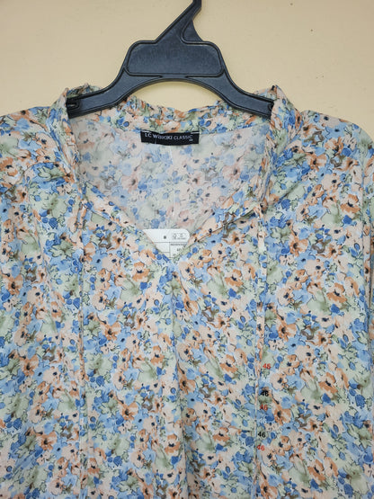 חולצה פרחונית עדינה