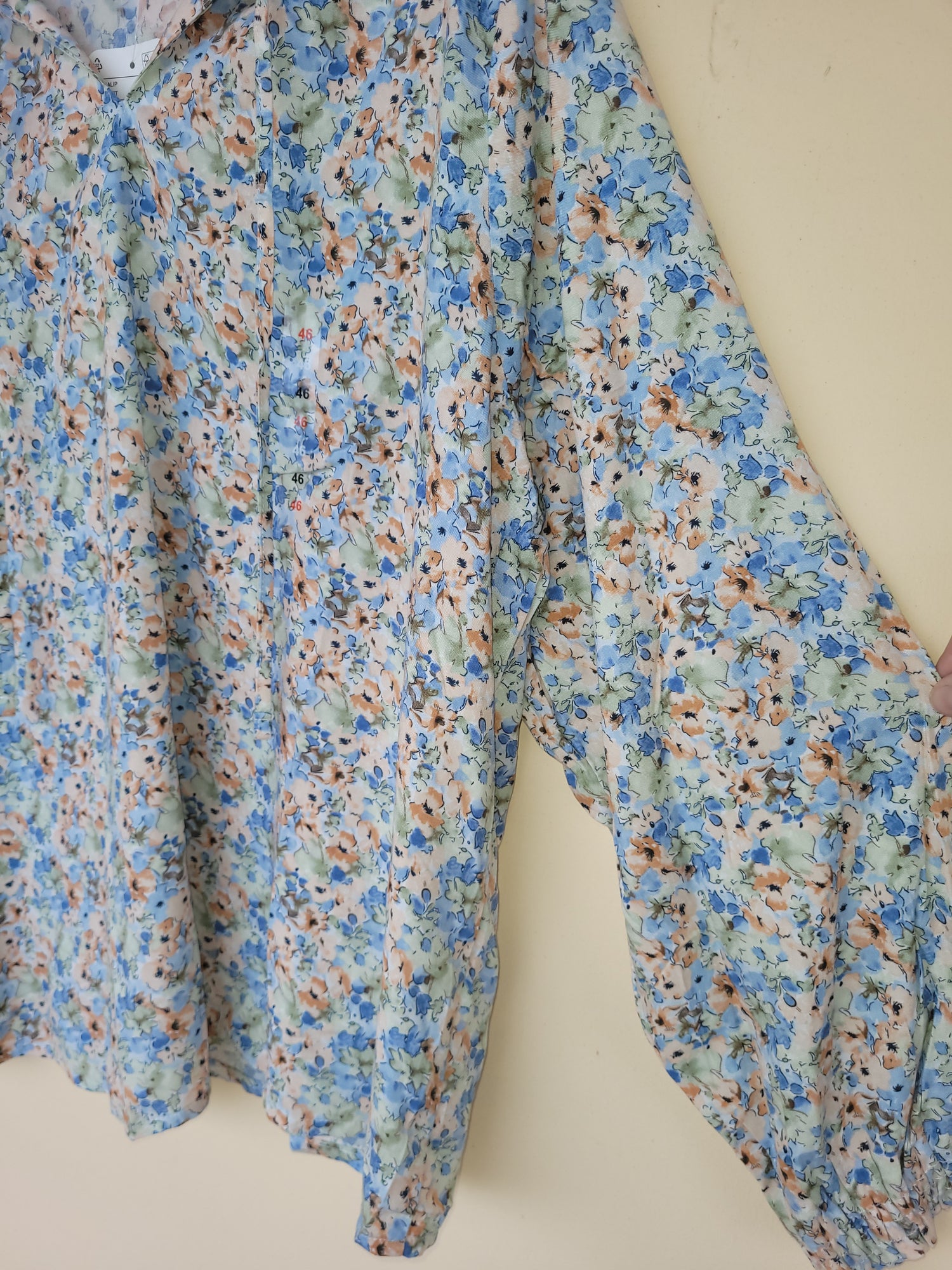 חולצה פרחונית עדינה