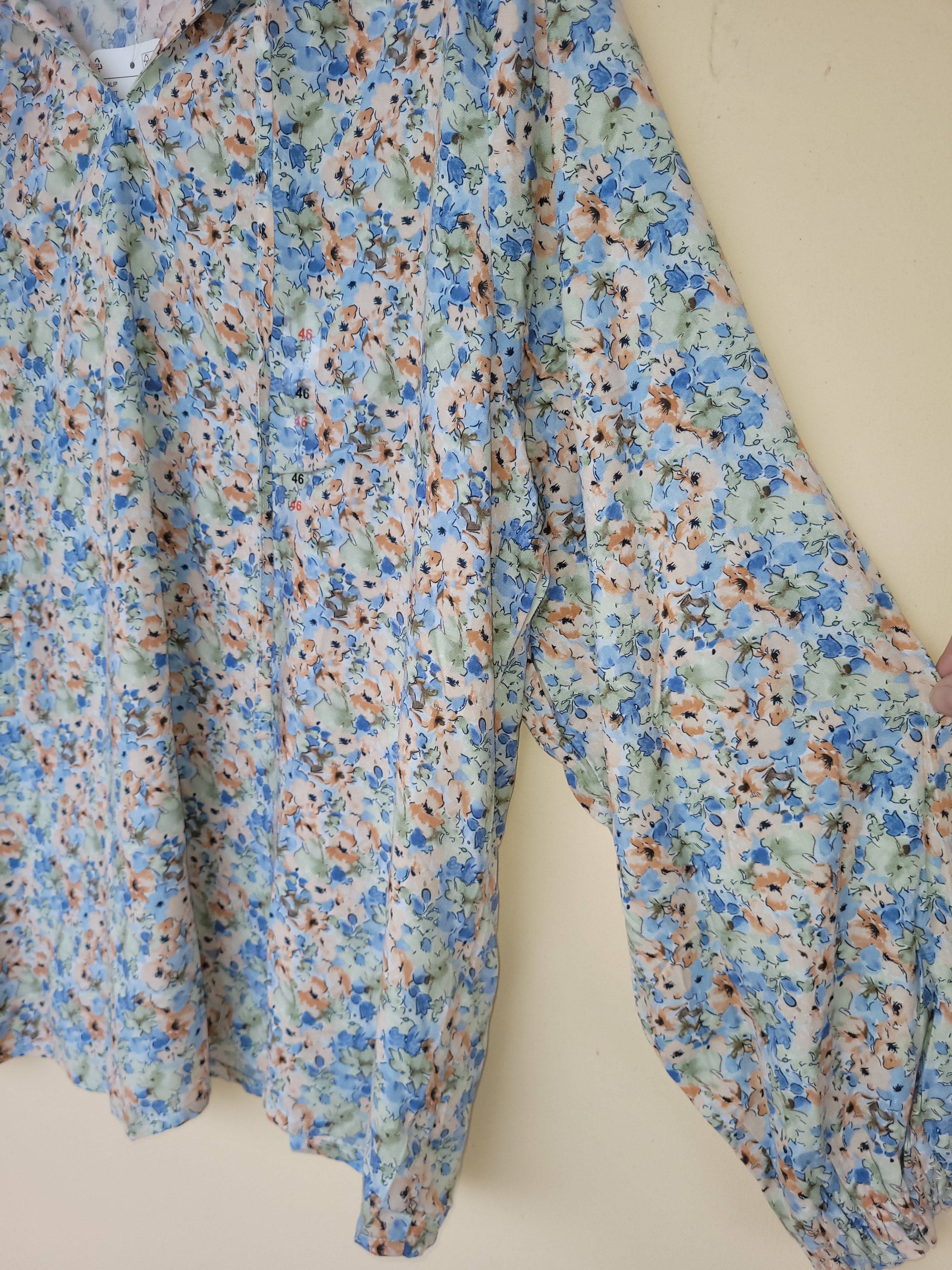 חולצה פרחונית עדינה