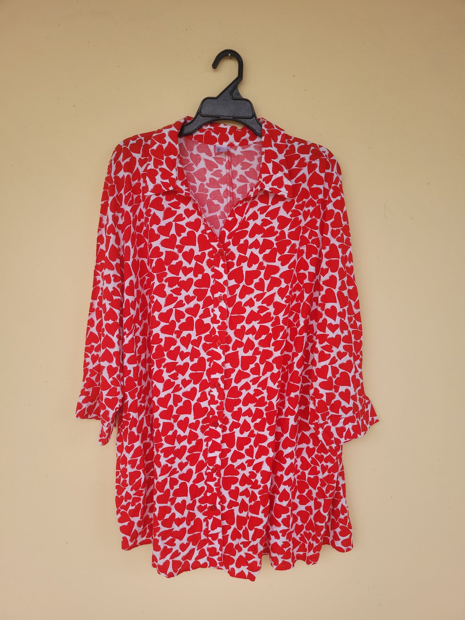 חולצה מכופתרת לבבות אדום לבן