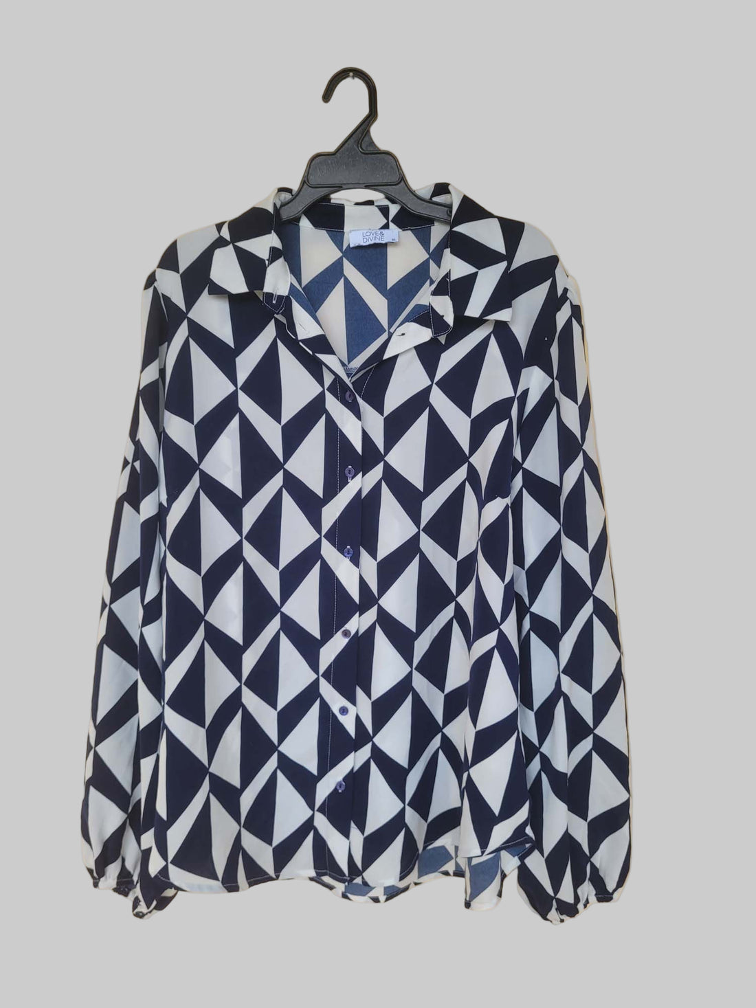 חולצה מכופתרת בהדפס גאומטרי כחול ולבן