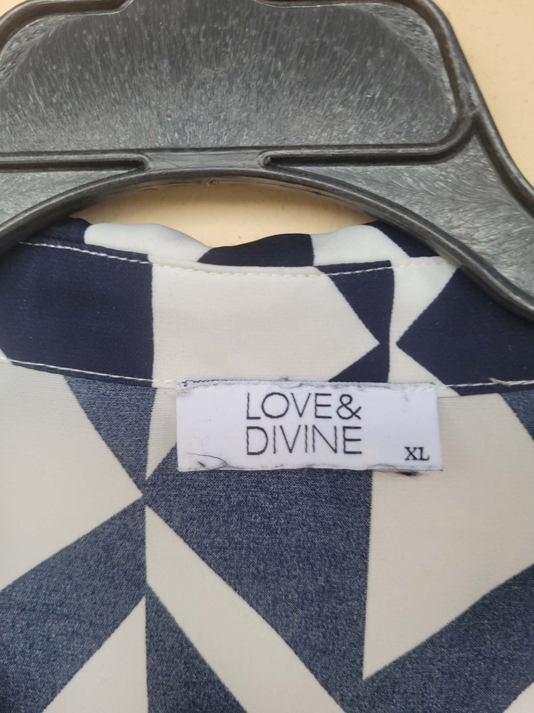 חולצה מכופתרת בהדפס גאומטרי כחול ולבן