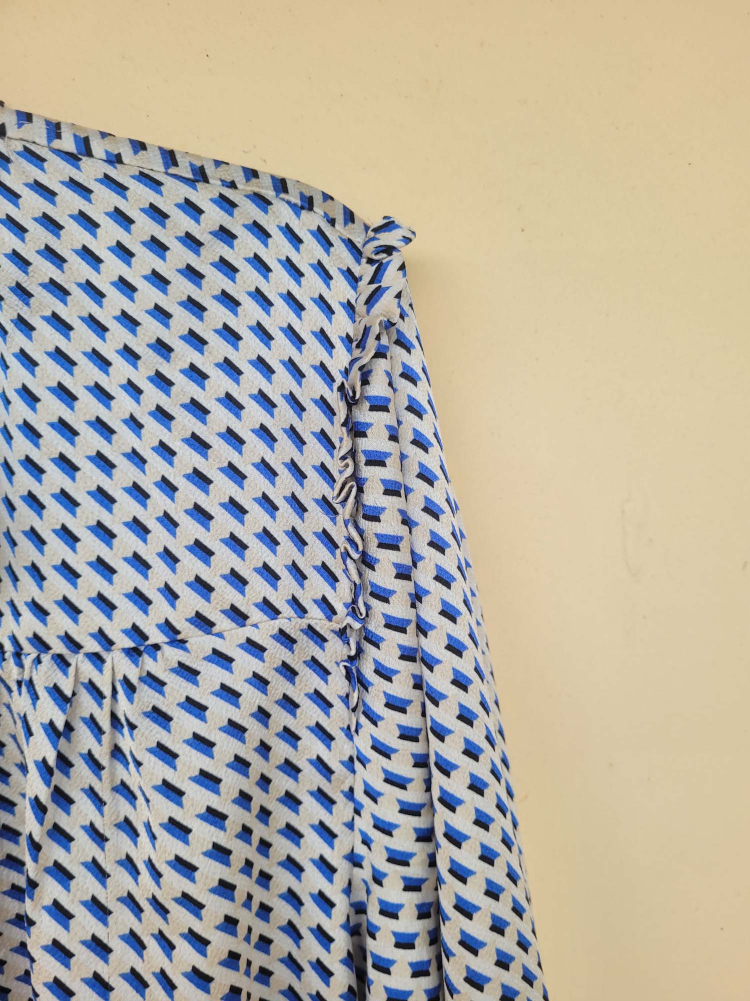 חולצה מכופתרת עם פסי אלכסון קטנים