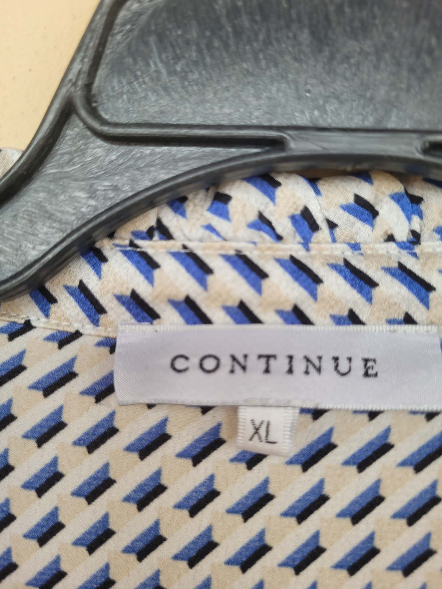 חולצה מכופתרת עם פסי אלכסון קטנים