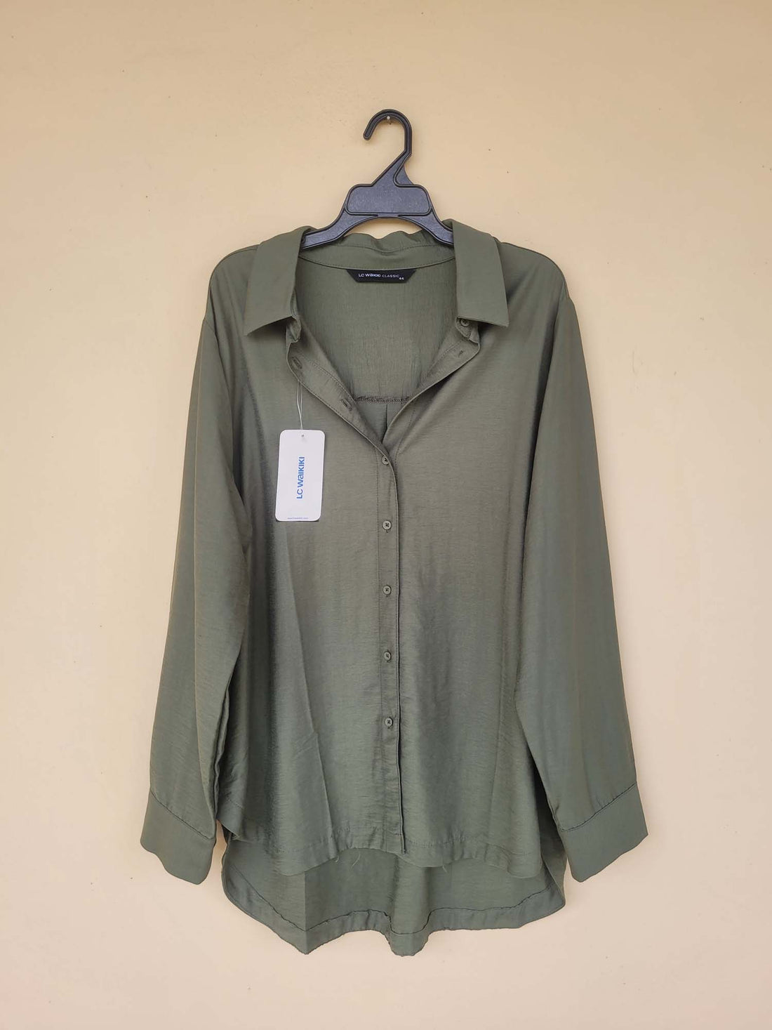 חולצה מכופתרת ירוק זית