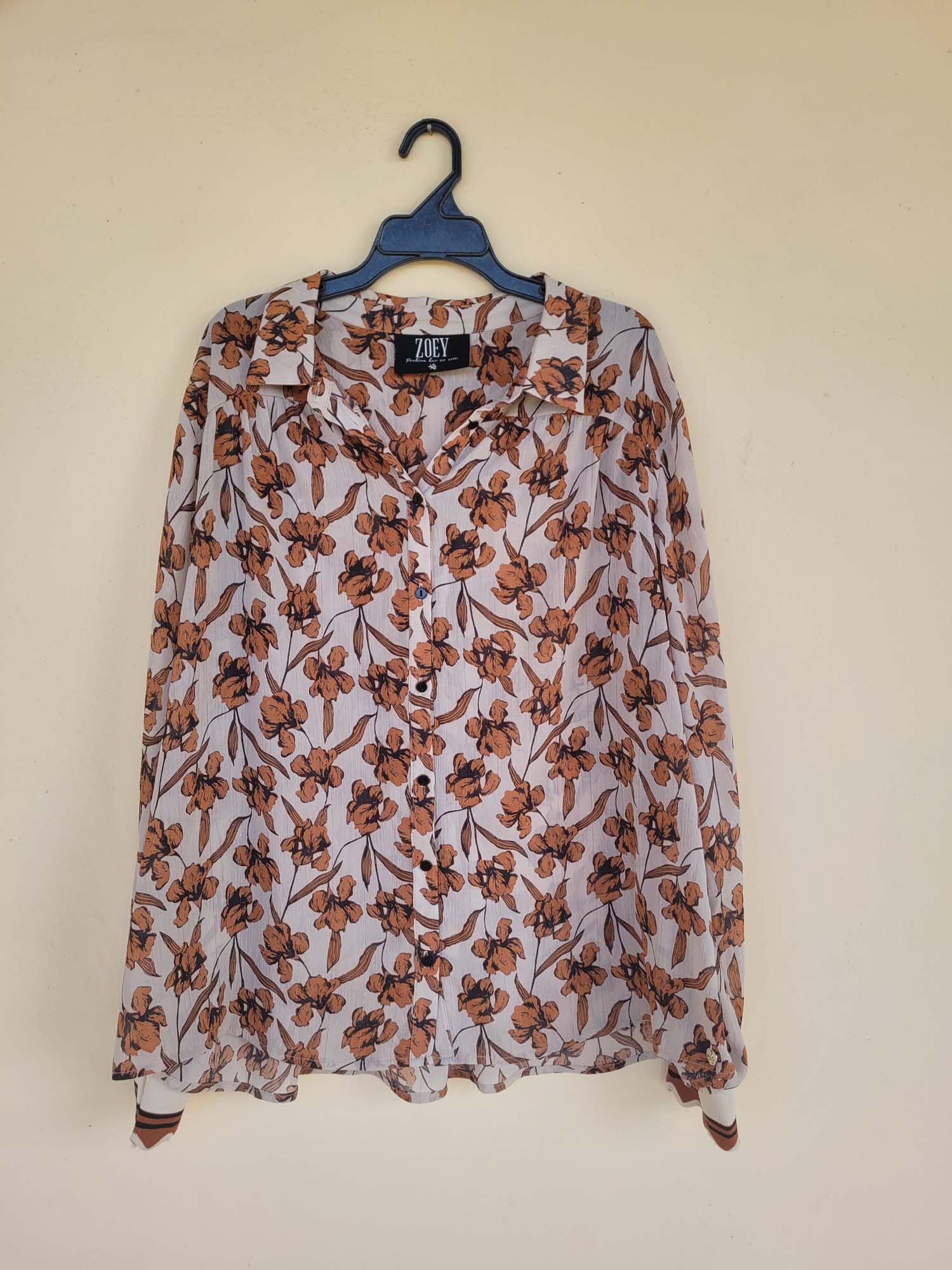 חולצת מכופרת פרחונית עם פסי זהב דקים