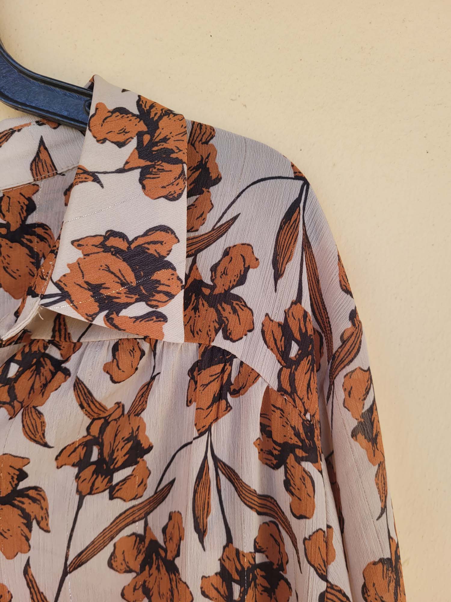 חולצת מכופרת פרחונית עם פסי זהב דקים