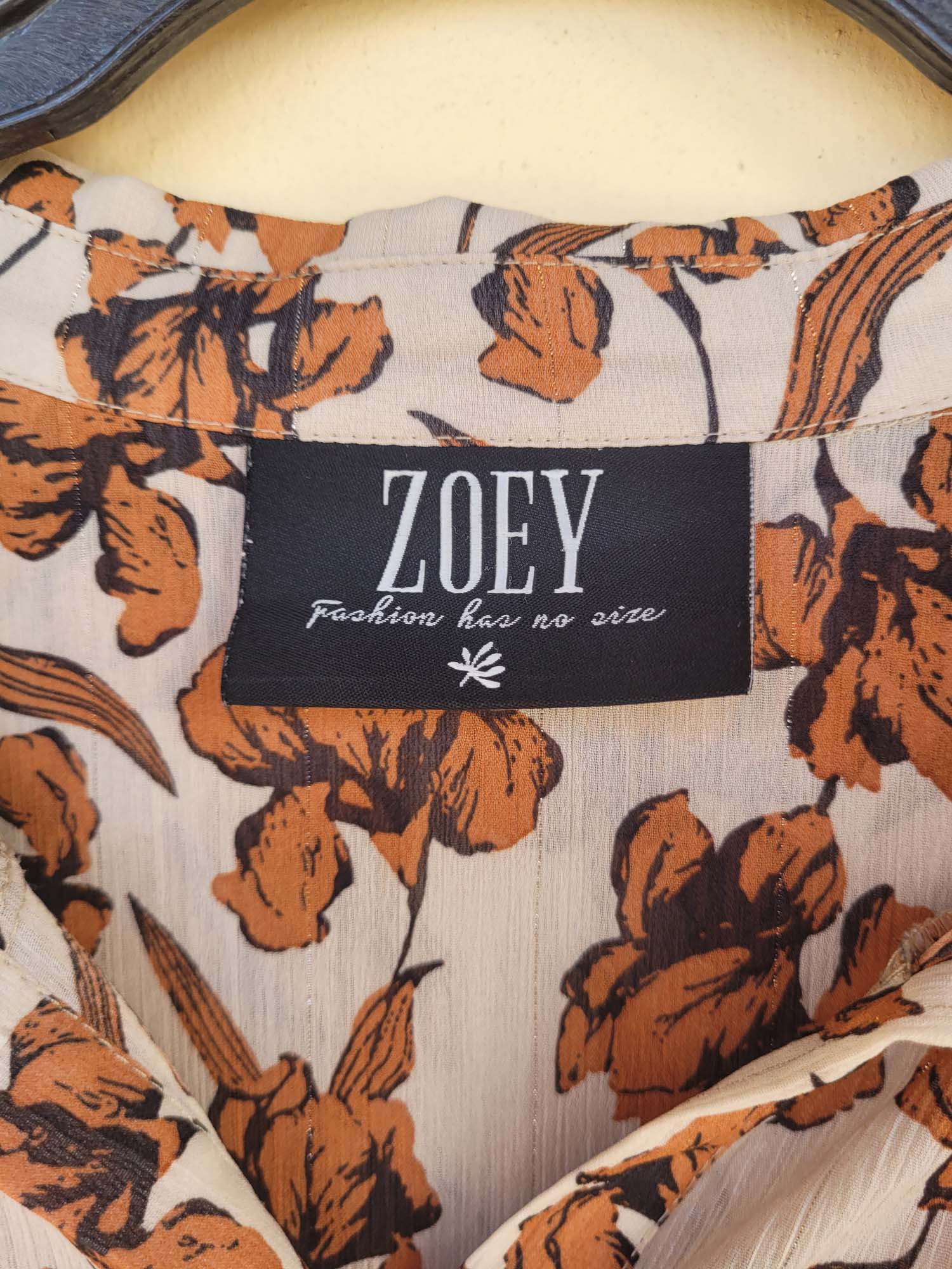 חולצת מכופרת פרחונית עם פסי זהב דקים