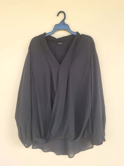 חולצת מעטפת שחורה