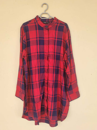 חולצה מכופתרת משבצות אדום וכחול