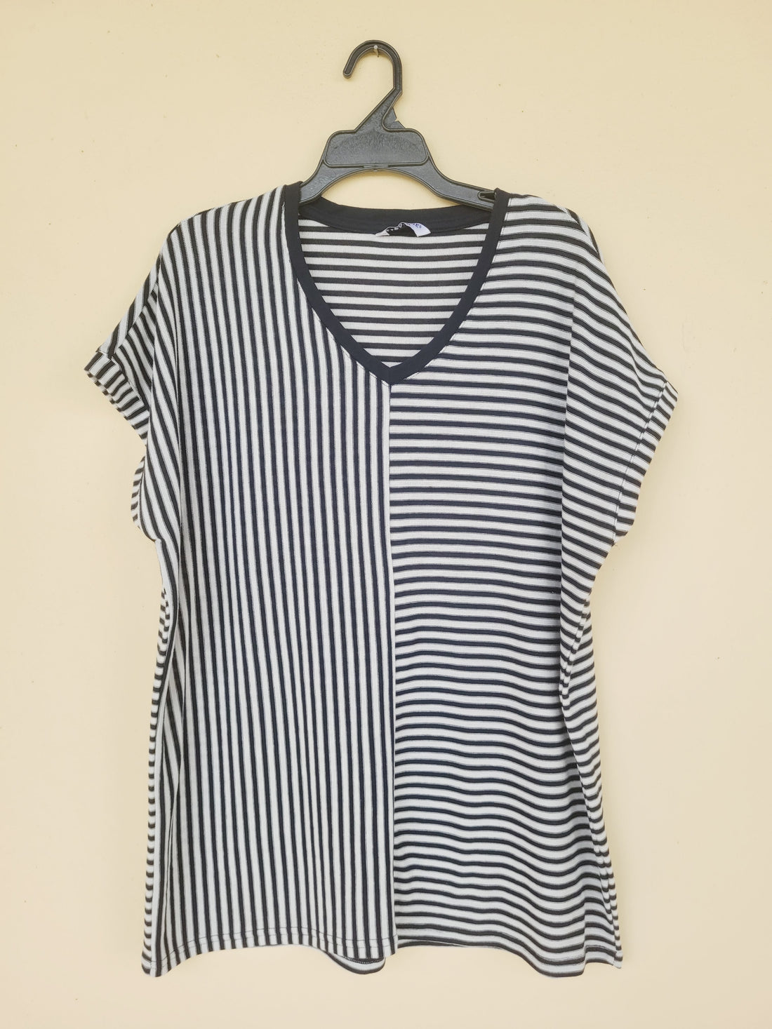 סריג דק פסים שחור ולבן