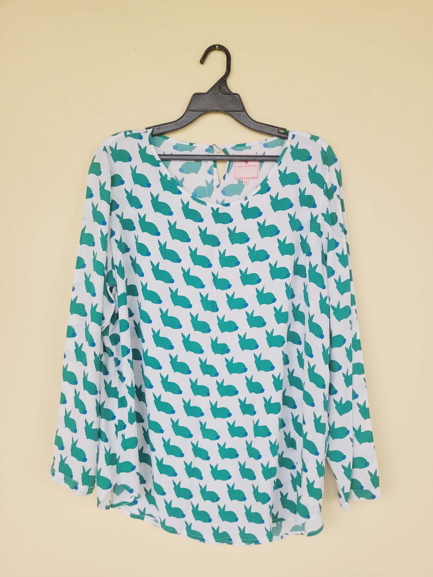 חולצה עם הדפס ארנבים