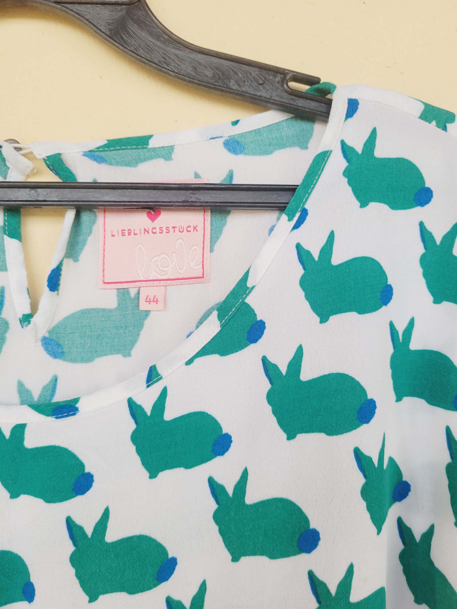 חולצה עם הדפס ארנבים