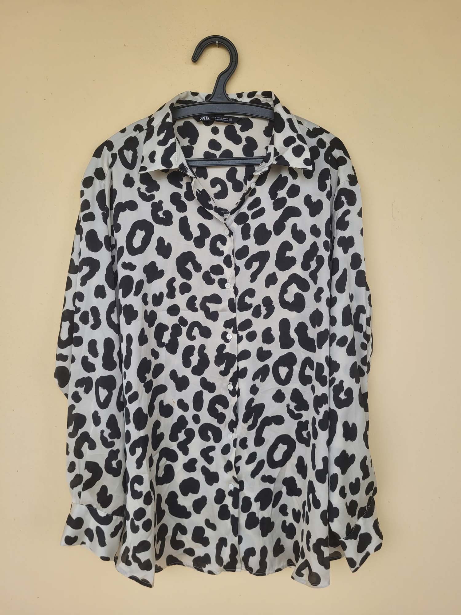 חולצה מכופתרת מנומרת