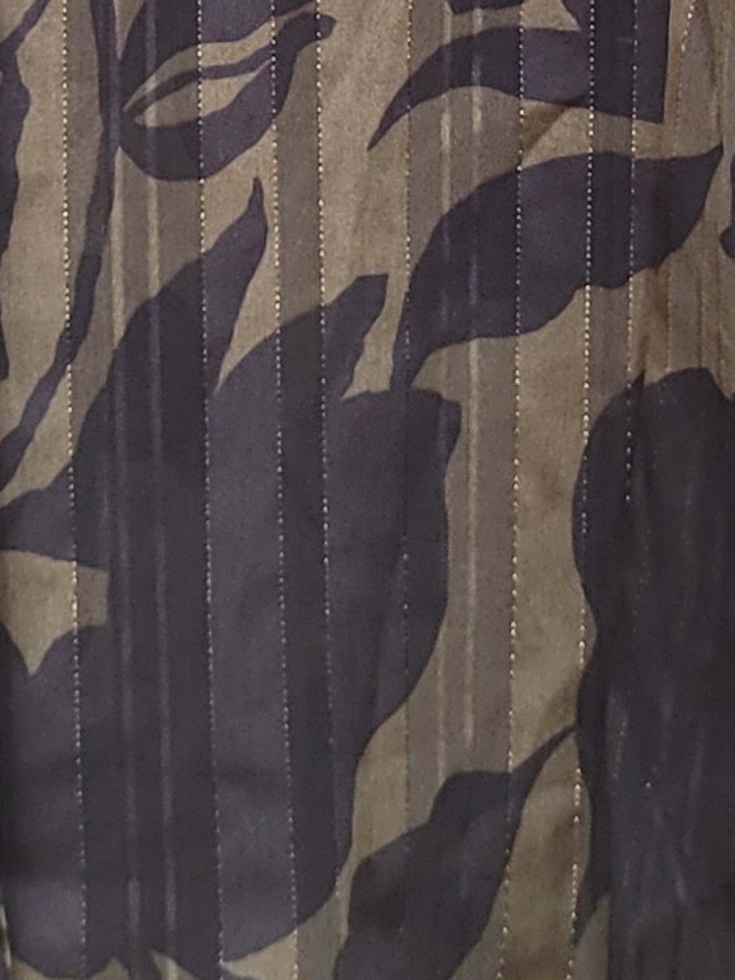 חולצה בהדפס פרחוני עם פסי כסף