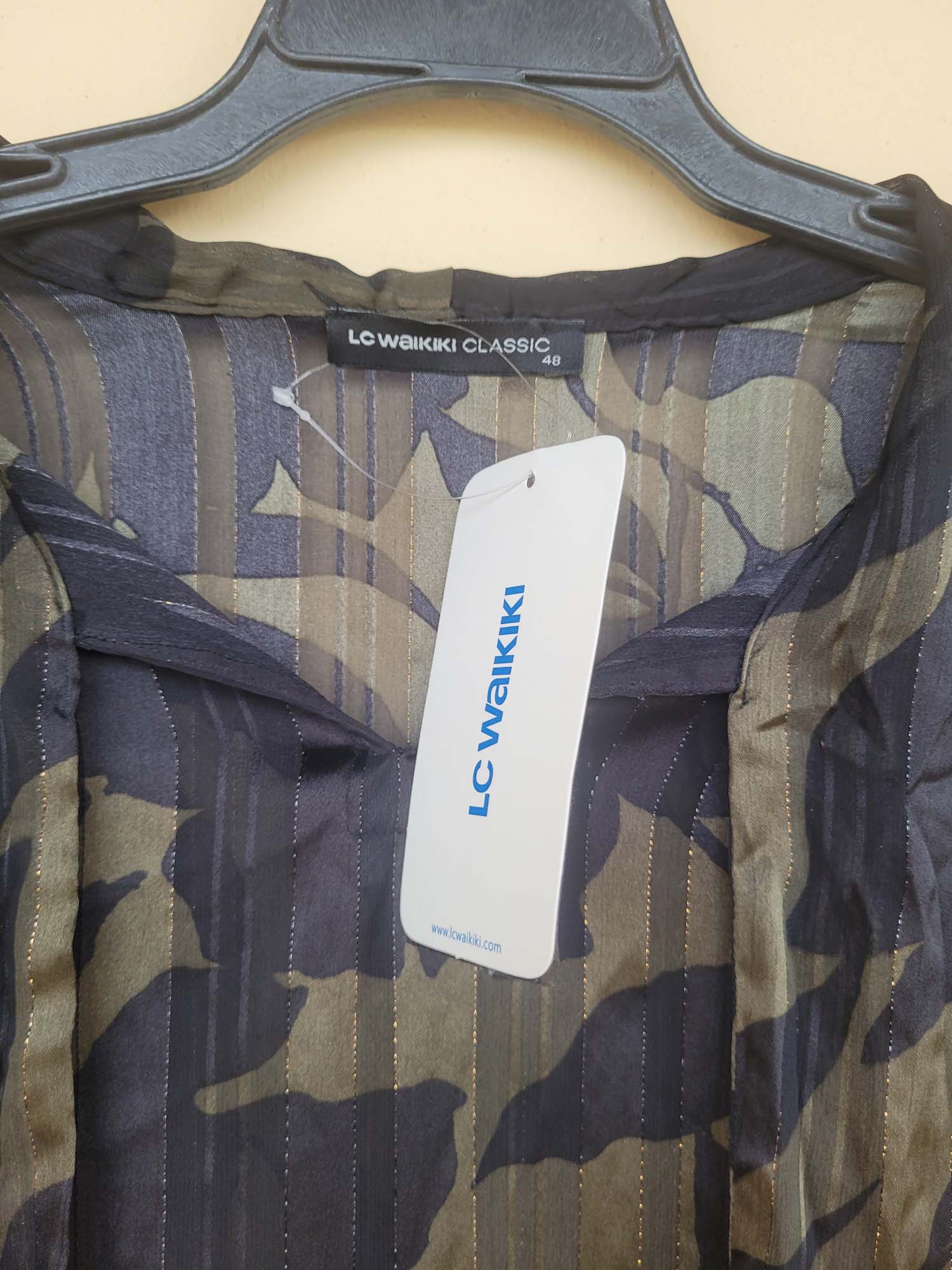 חולצה בהדפס פרחוני עם פסי כסף