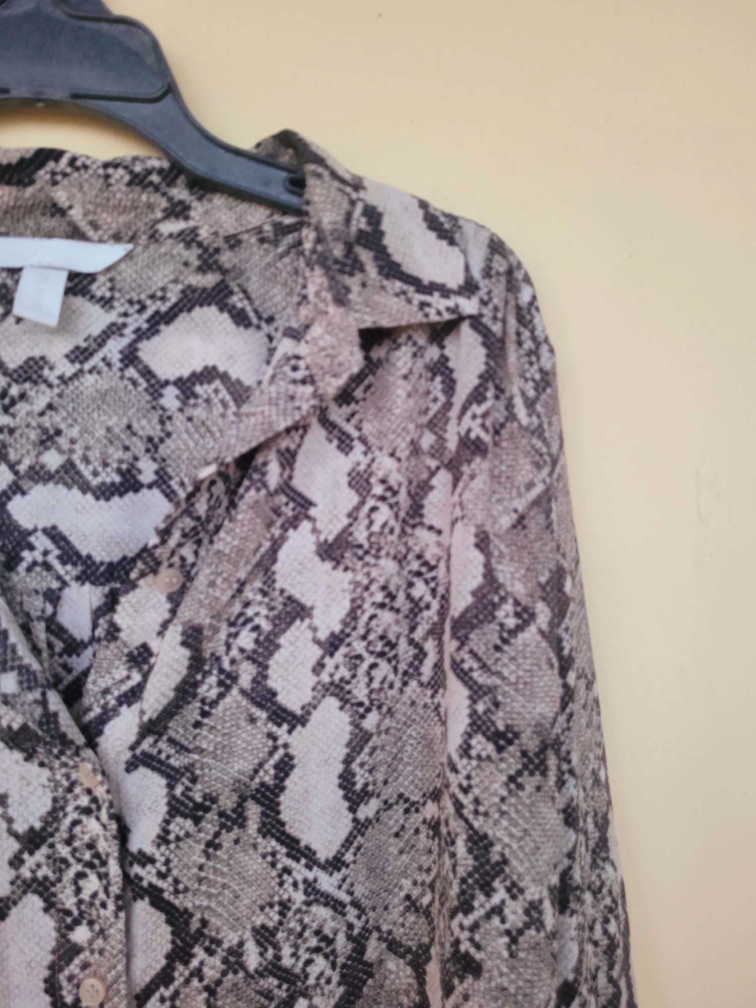 חולצה מנוחשת