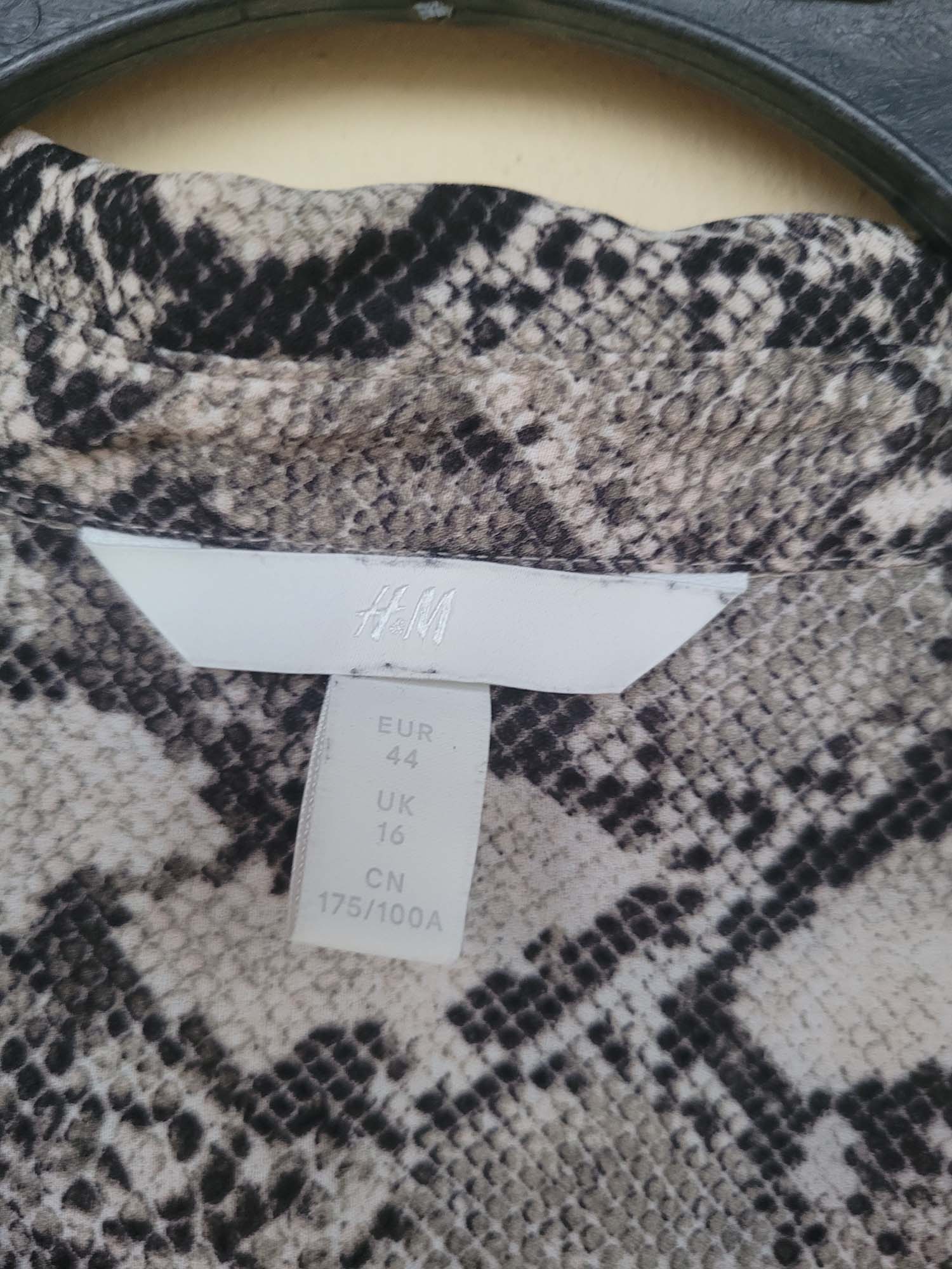 חולצה מנוחשת