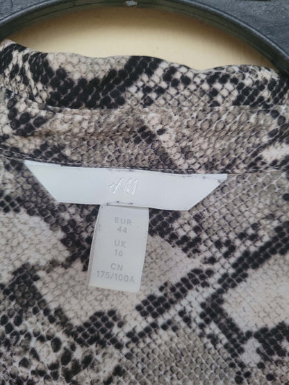 חולצה מנוחשת