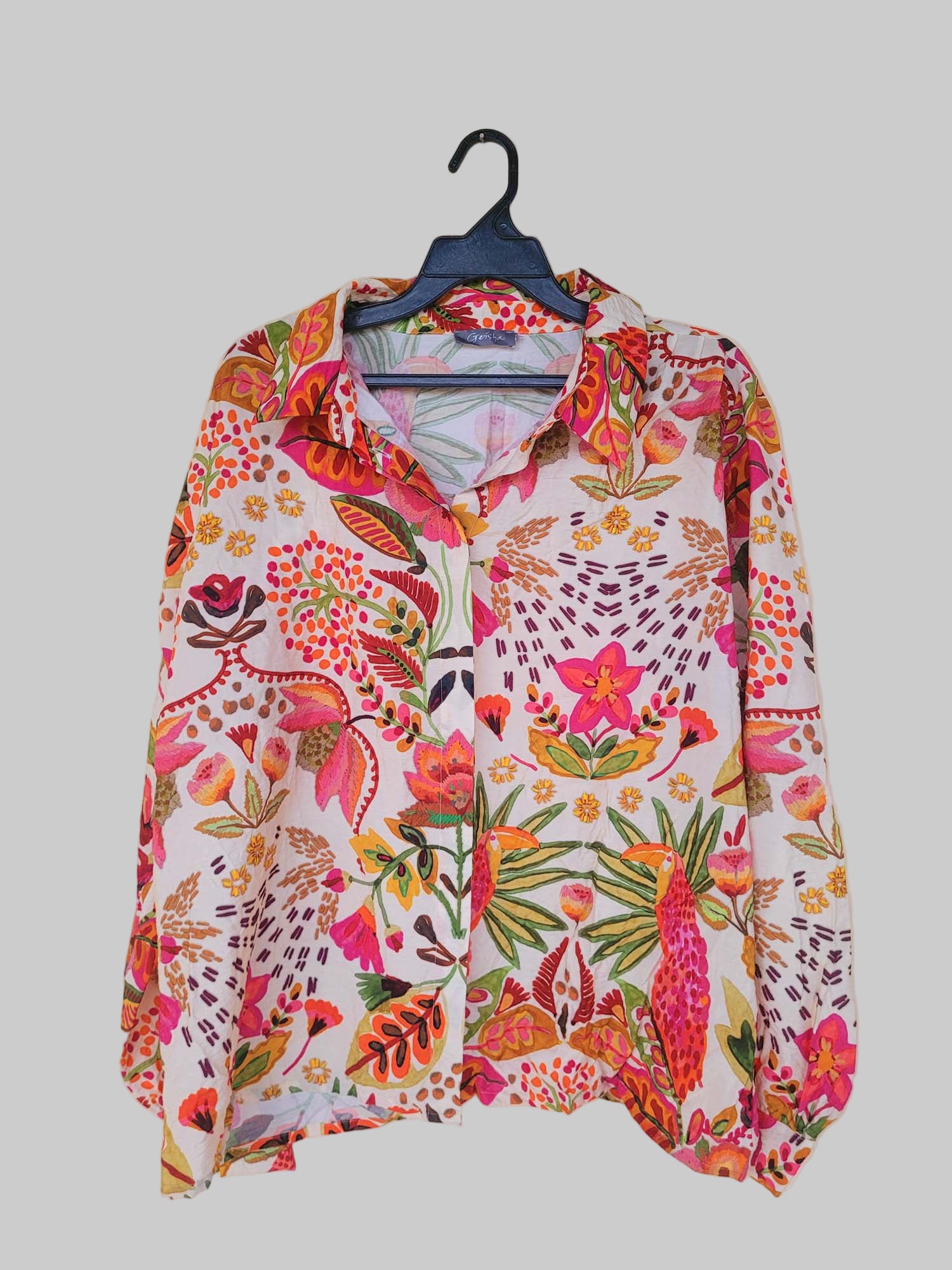 חולצה פרחונית בגוונים טרופיים