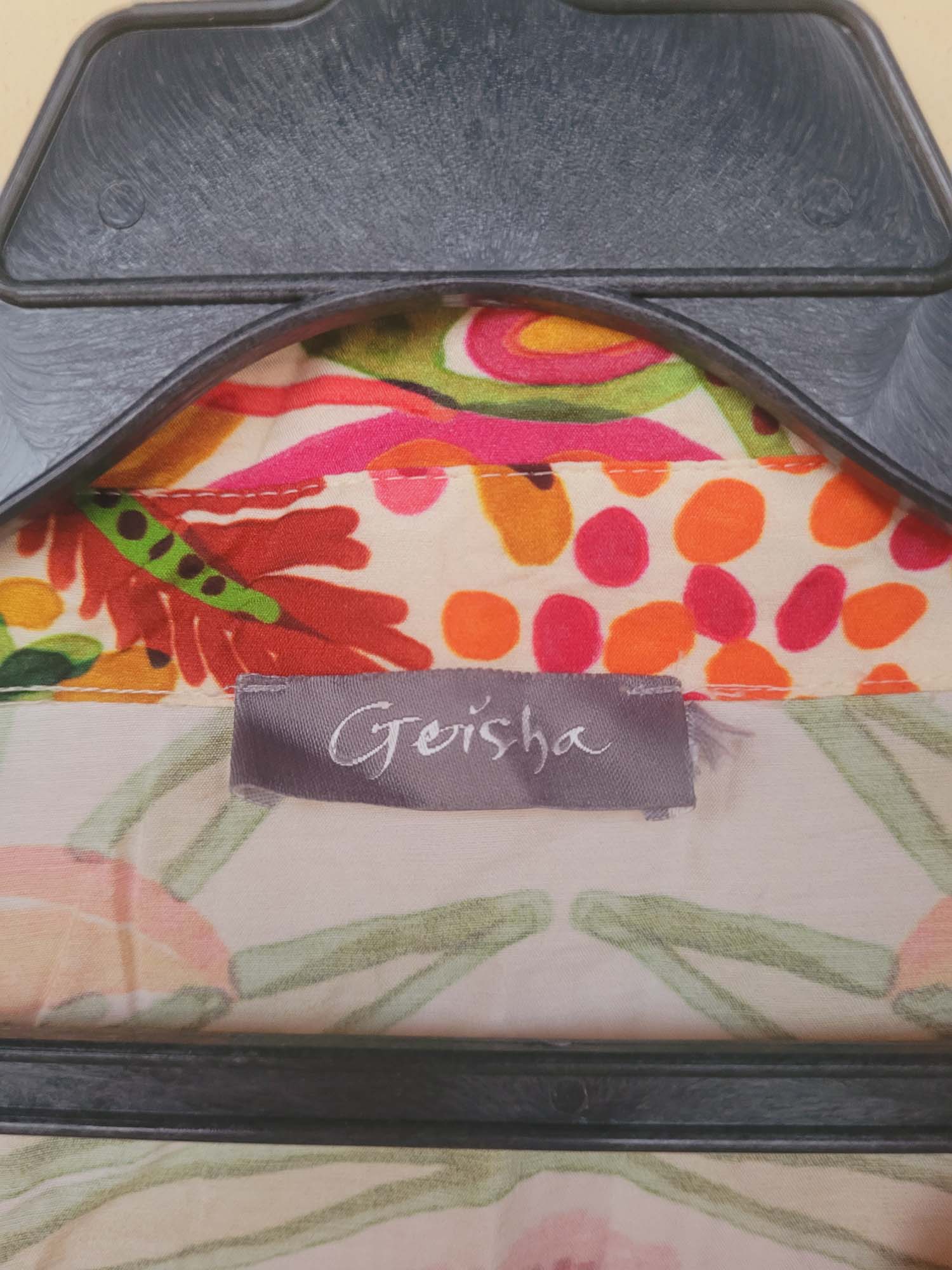 חולצה פרחונית בגוונים טרופיים