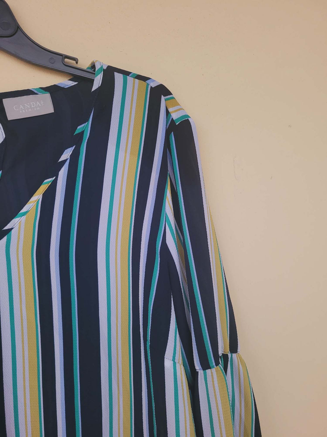 חולצה עם פסים ושרוולים תפוחים