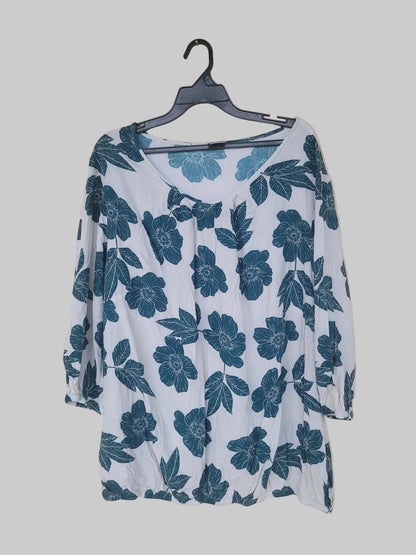 חולצה פרחונית בירוק ולבן