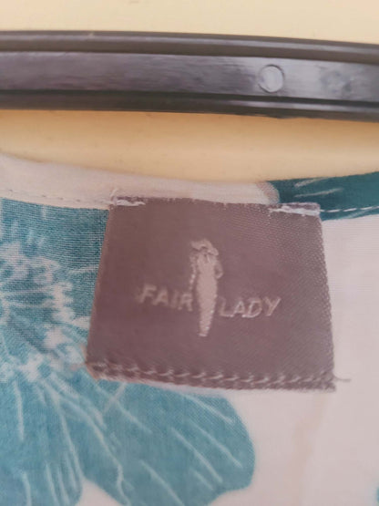 חולצה פרחונית בירוק ולבן