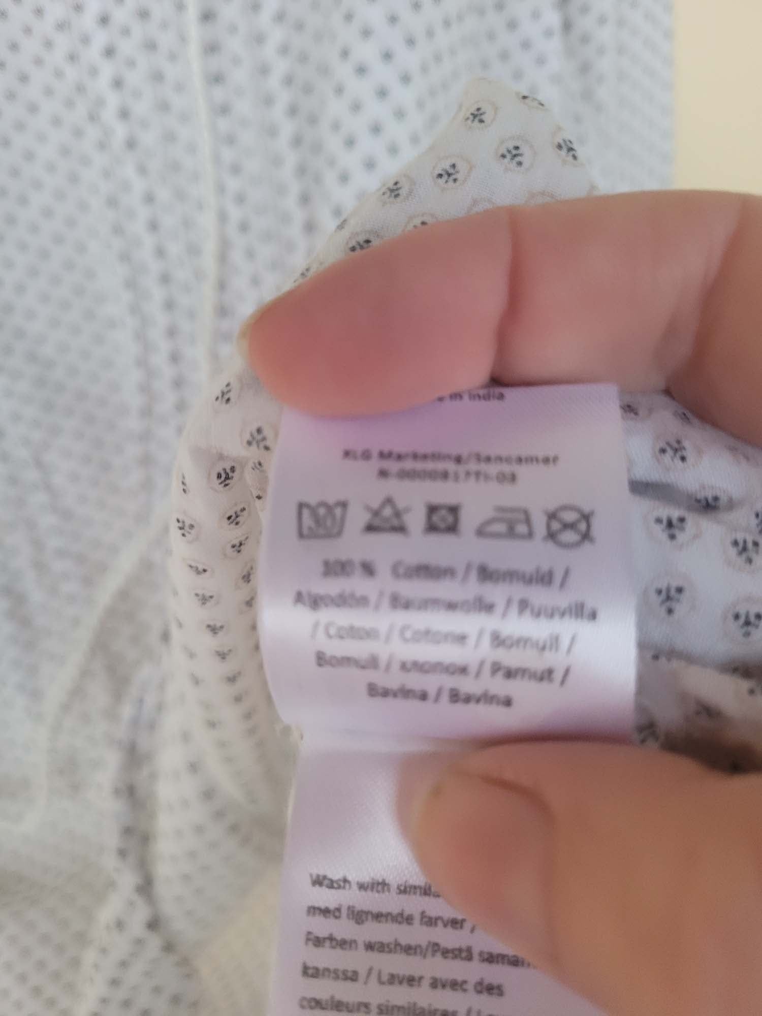 חולצה לבנה עם עלים קטנים