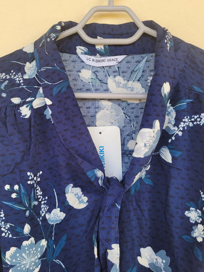 חולצה פרחונית כחולה