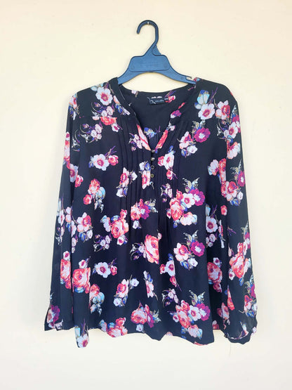 חולצה פרחונית עם עניבה