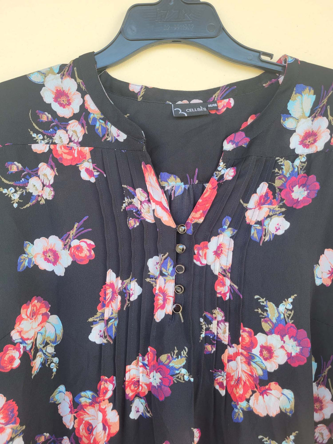 חולצה פרחונית עם עניבה