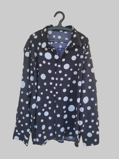 חולצה מכופתרת שחורה עם עיגולים לבנים