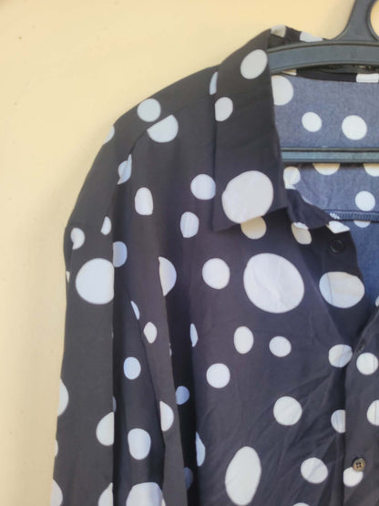 חולצה מכופתרת שחורה עם עיגולים לבנים