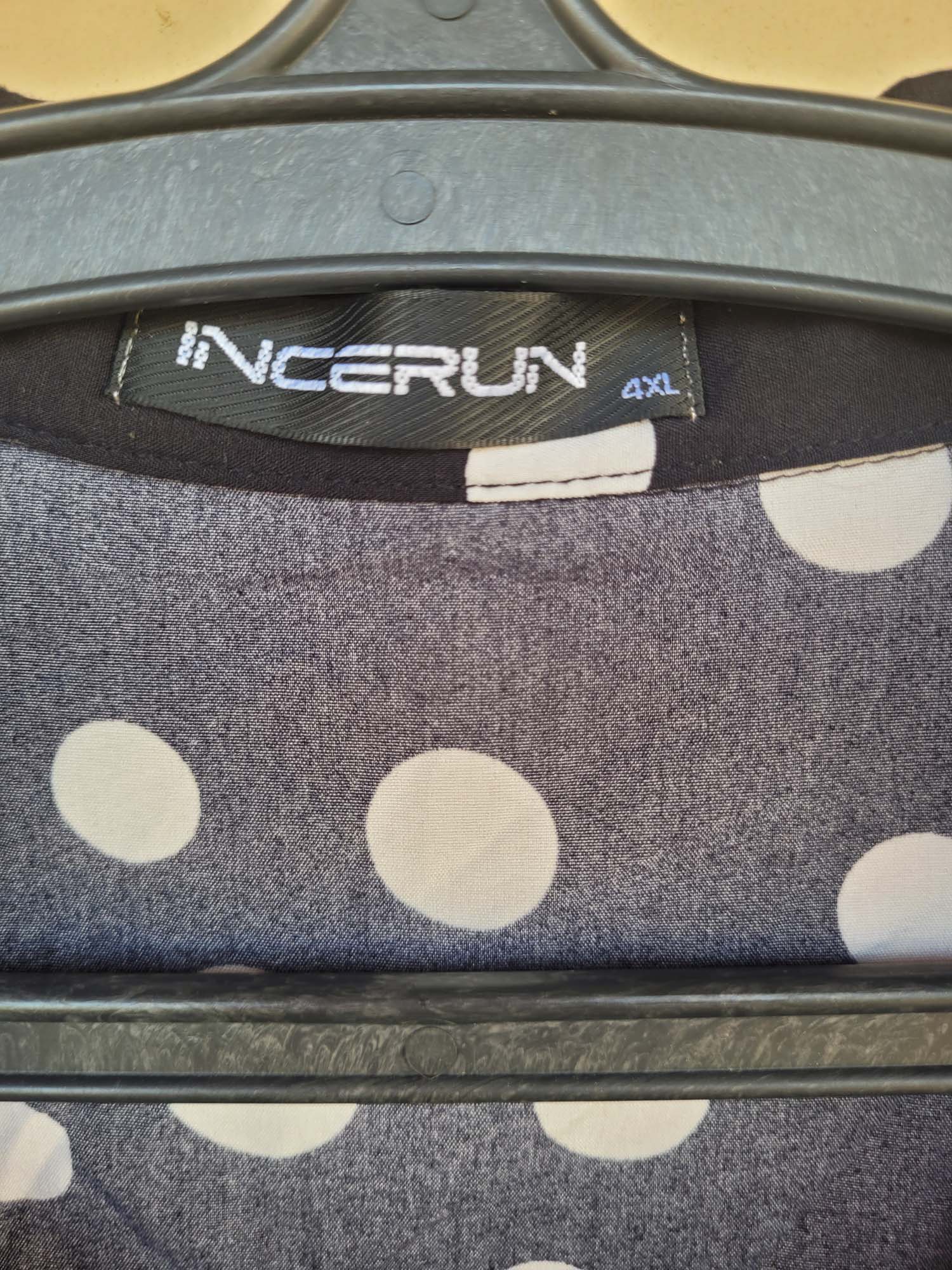 חולצה מכופתרת שחורה עם עיגולים לבנים