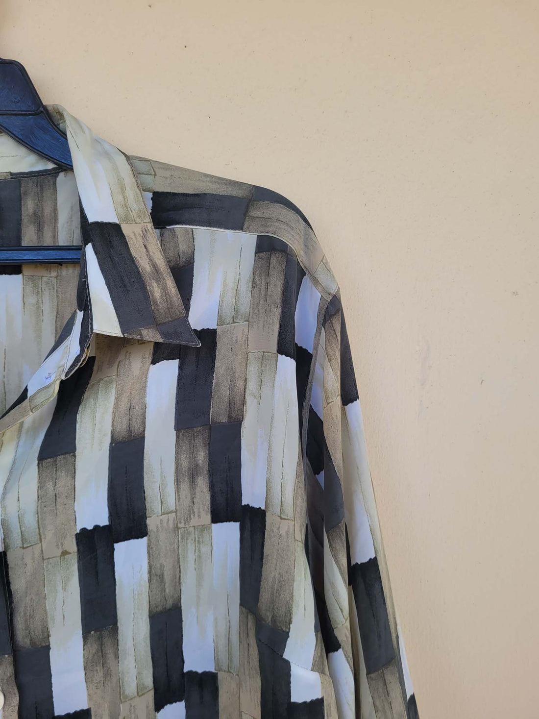 חולצה מכופתרת בצבעי אדמה