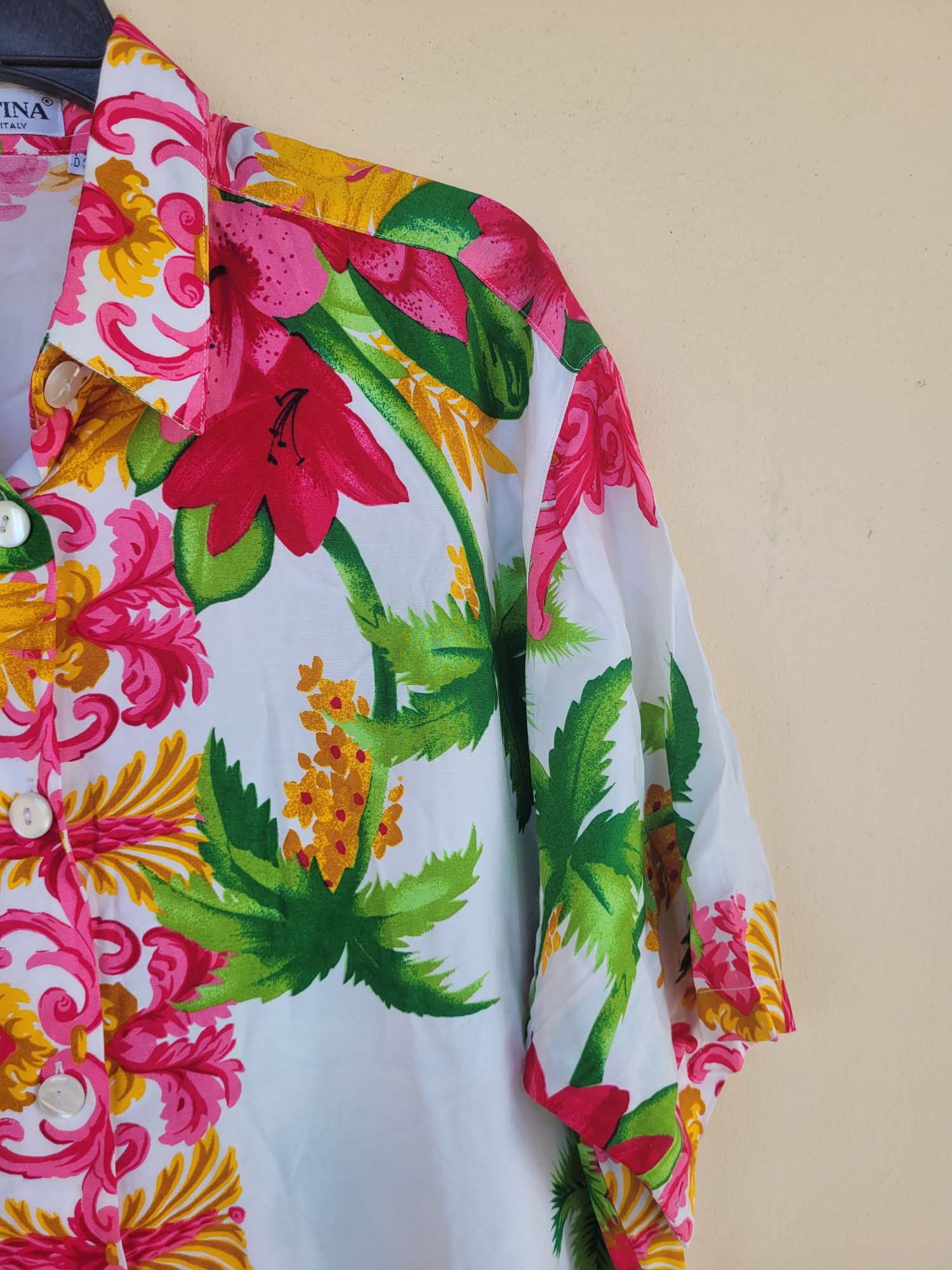 חולצה מכופתרת פרחונית טרופית