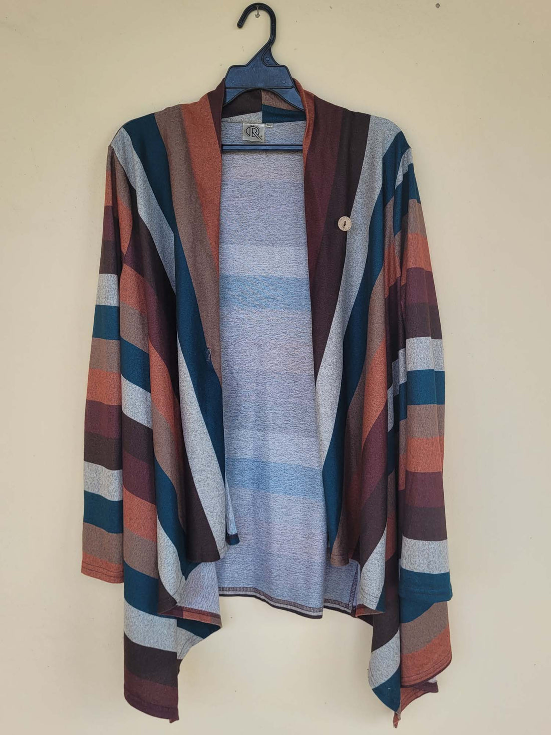 עליונית סריג אסימטרית עם כפתור