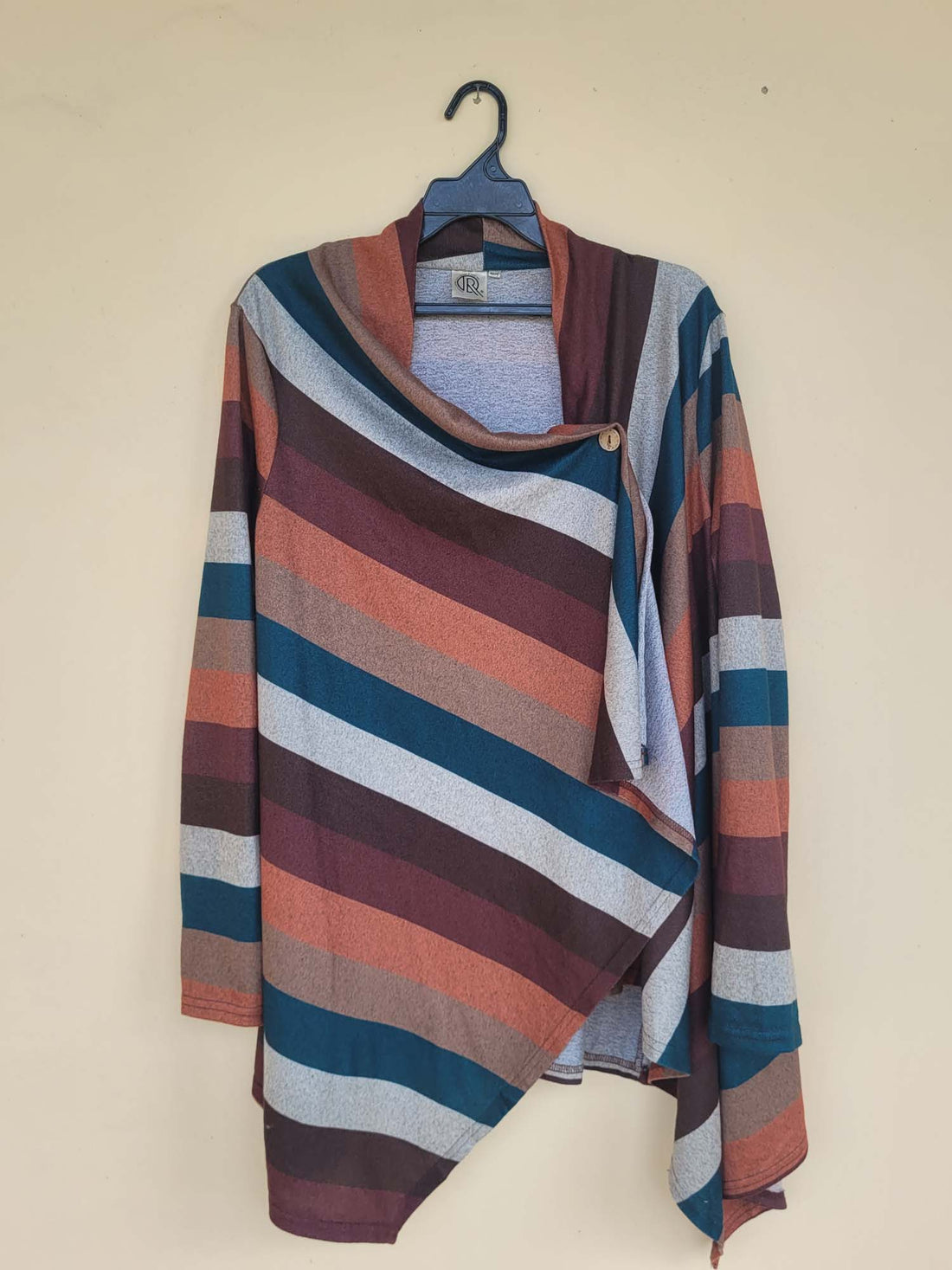 עליונית סריג אסימטרית עם כפתור