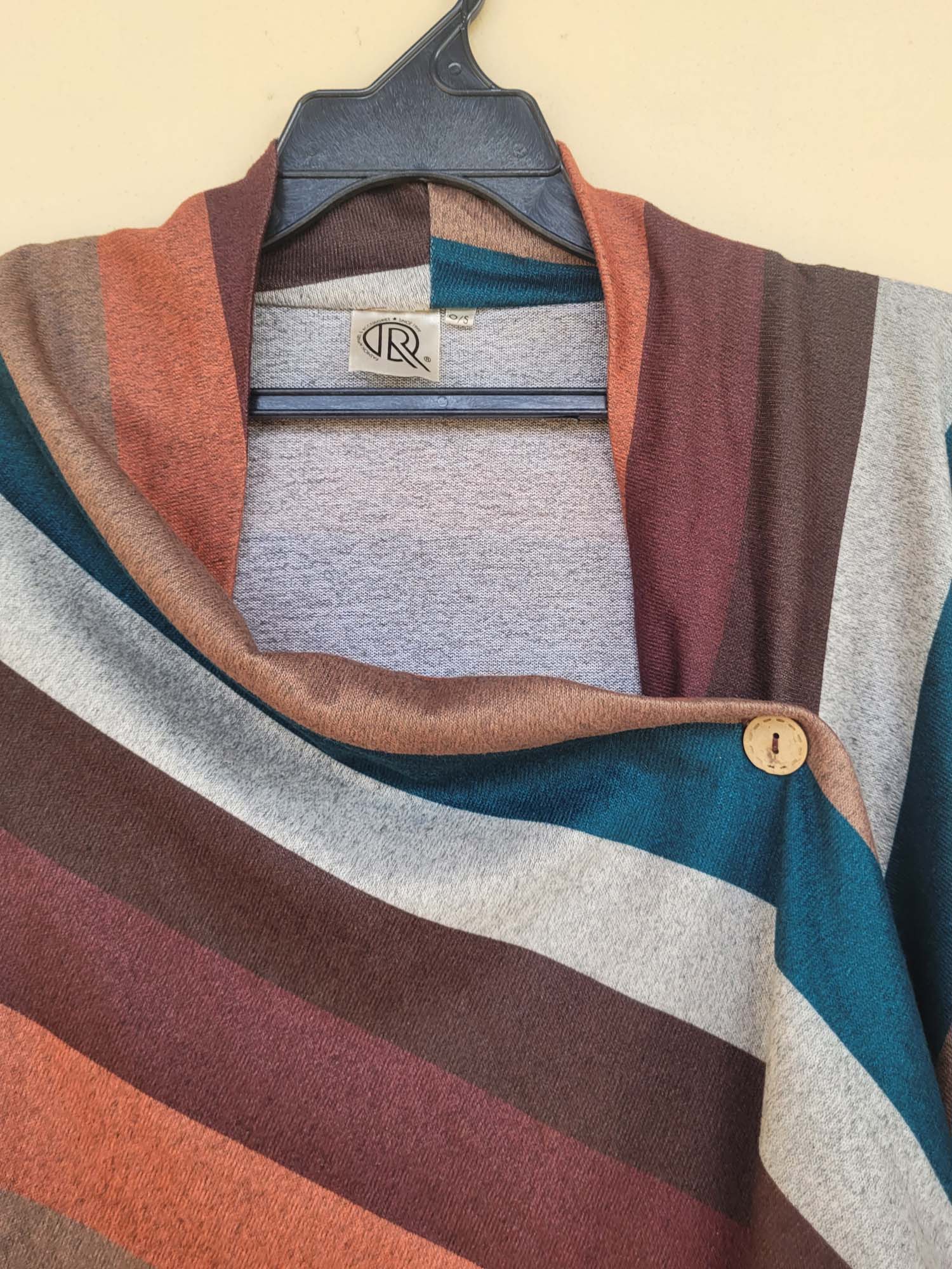 עליונית סריג אסימטרית עם כפתור