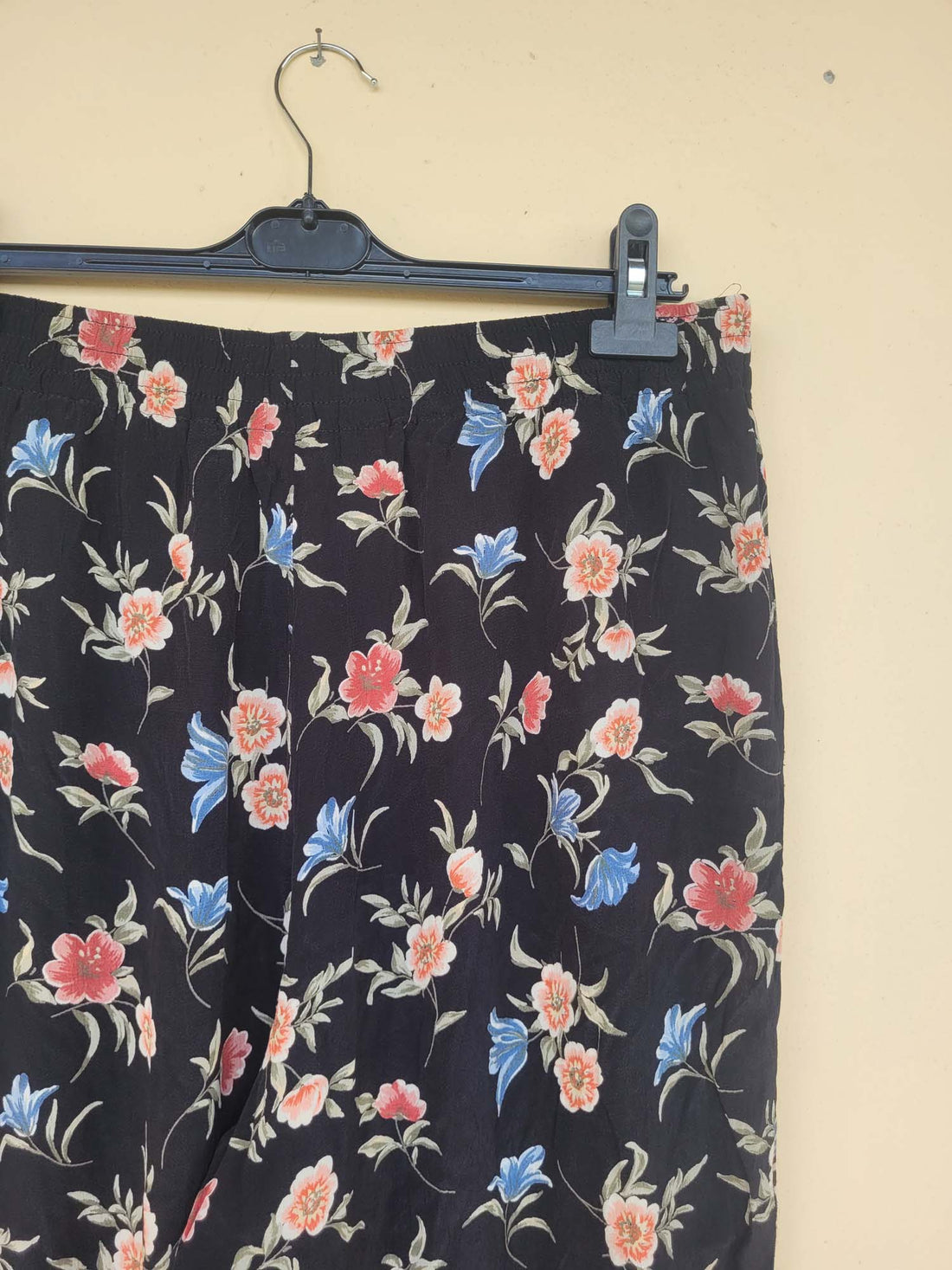 מכנסיים פרחוניים קלילים