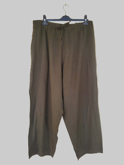 מכנסיים דקים בצבע זית