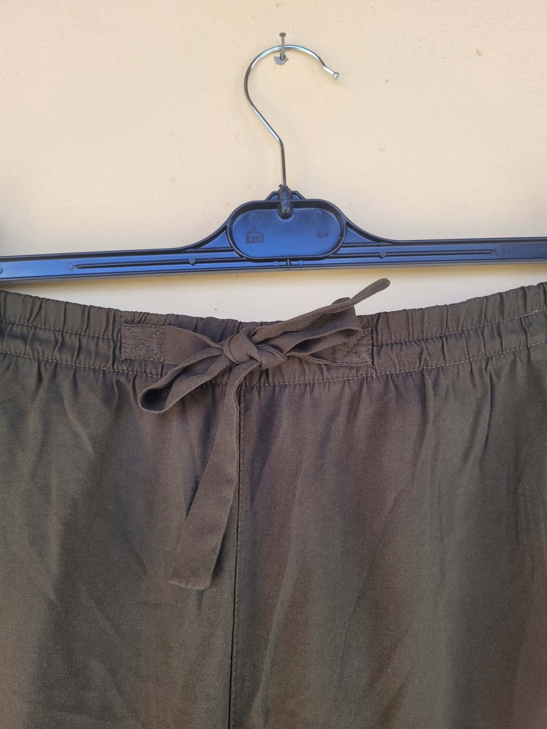 מכנסיים דקים בצבע זית