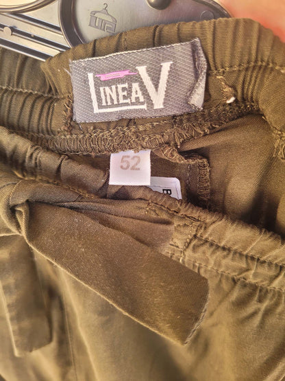 מכנסיים דקים בצבע זית