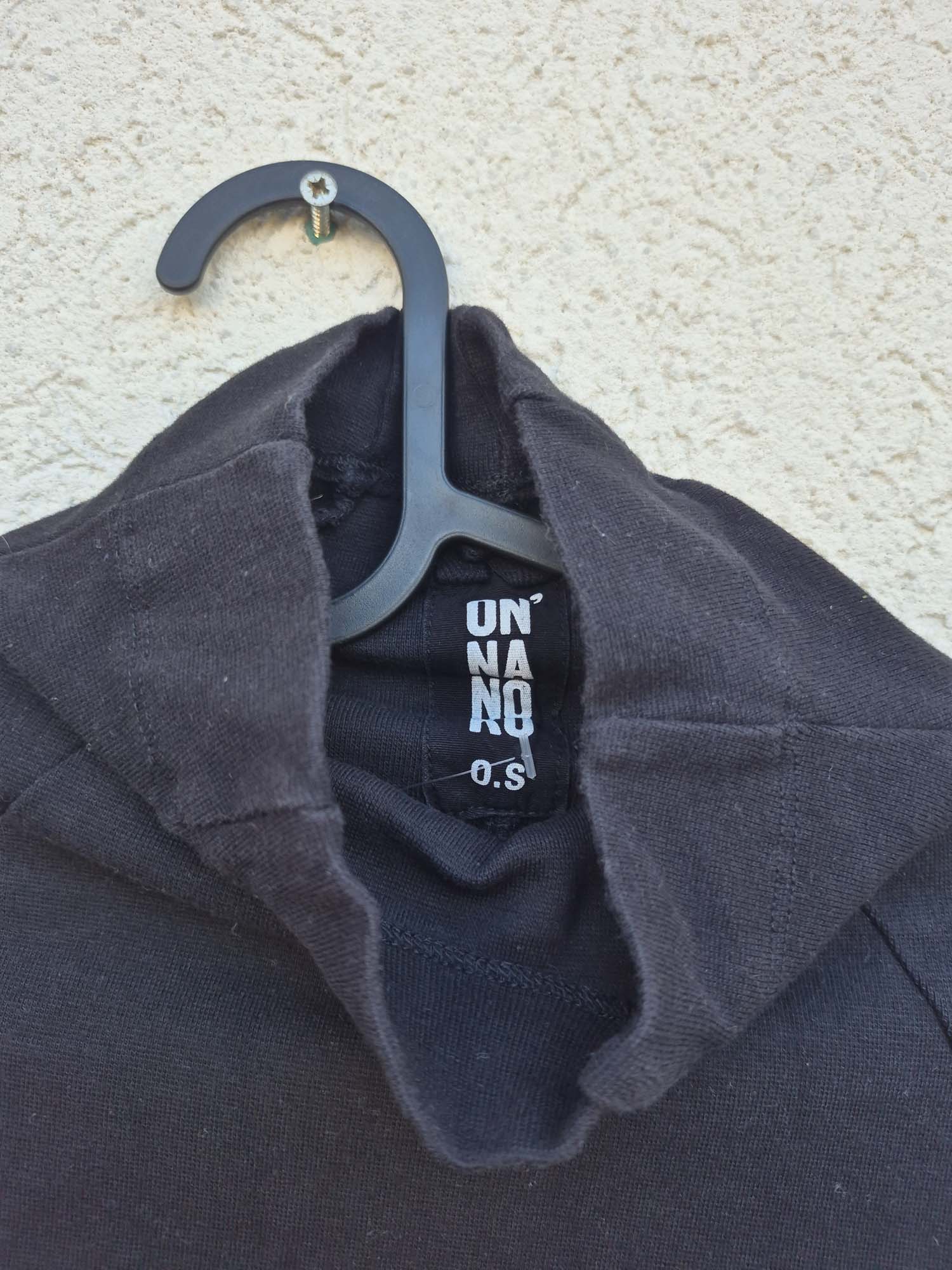 חולצת טריקו שחורה