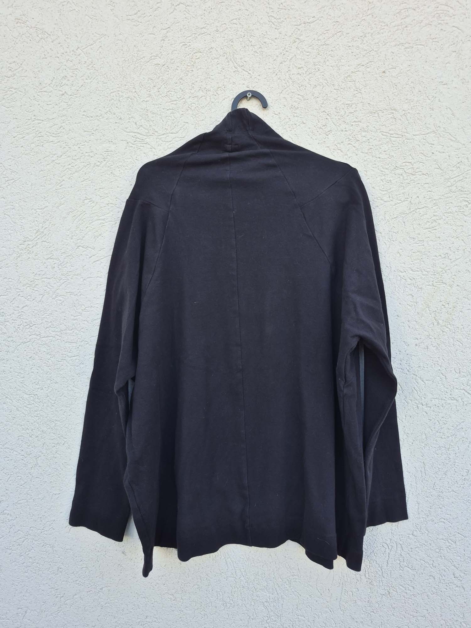 חולצת טריקו שחורה