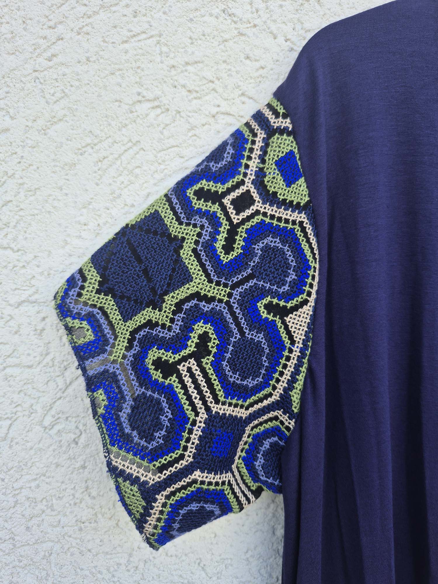 שמלת טריקו כחולה עם רקמה